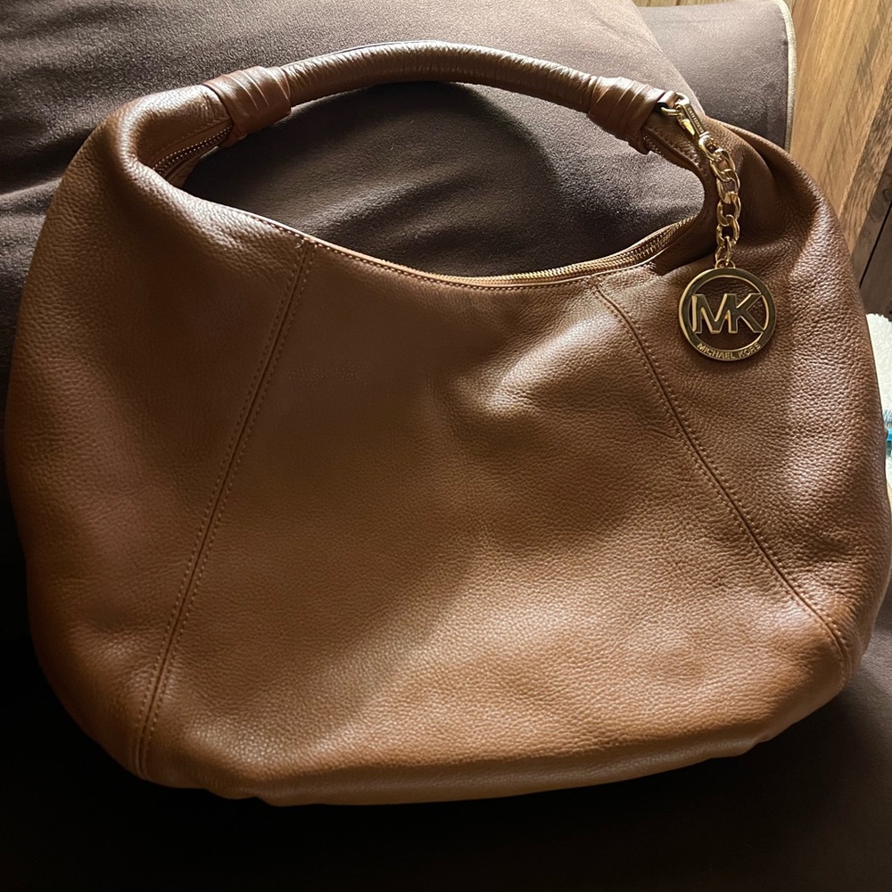 Micheal Kors camel leather shoulder bag with gold hardware.